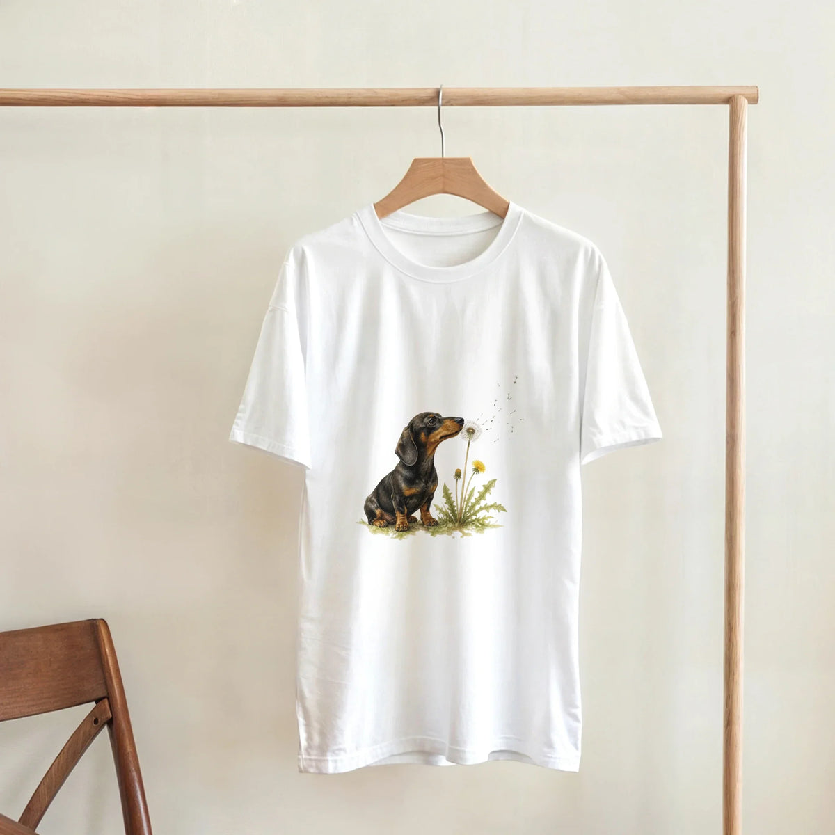 Modell bär t-shirt med tax och maskrosor i akvarellstil