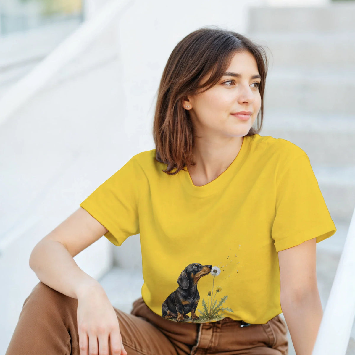 Guldfärgad t-shirt med tax och maskrosor i akvarellstil