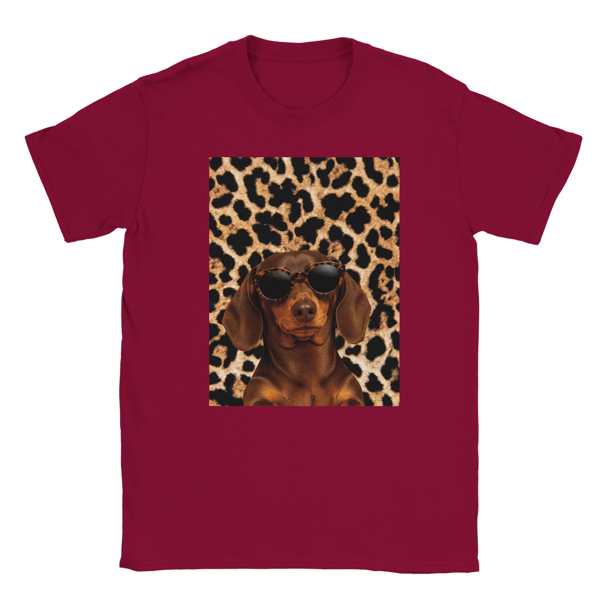 röd t-shirt med tax i solgkasögon och leopardmönster