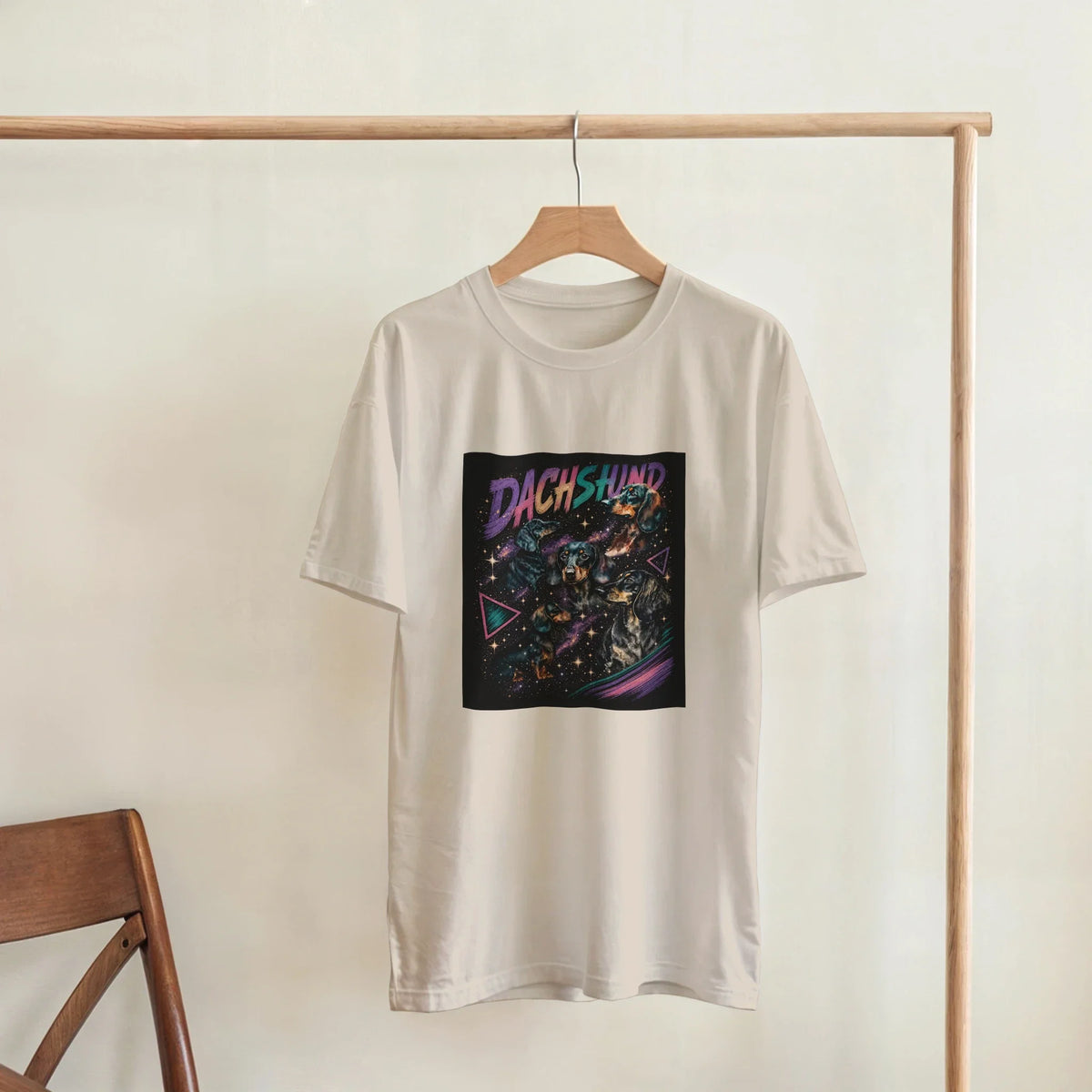 Vit t-shirt med taxmotiv i 90-talsstil
