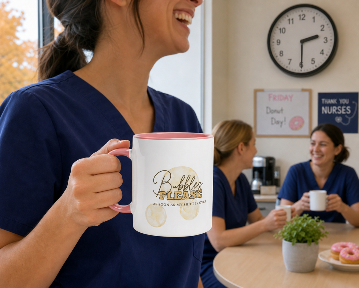 Sjuksköterska i blå sjukvårdskläder håller mugg med texten 'Bubbles please' i fikarum, rolig present till sjuksköterska